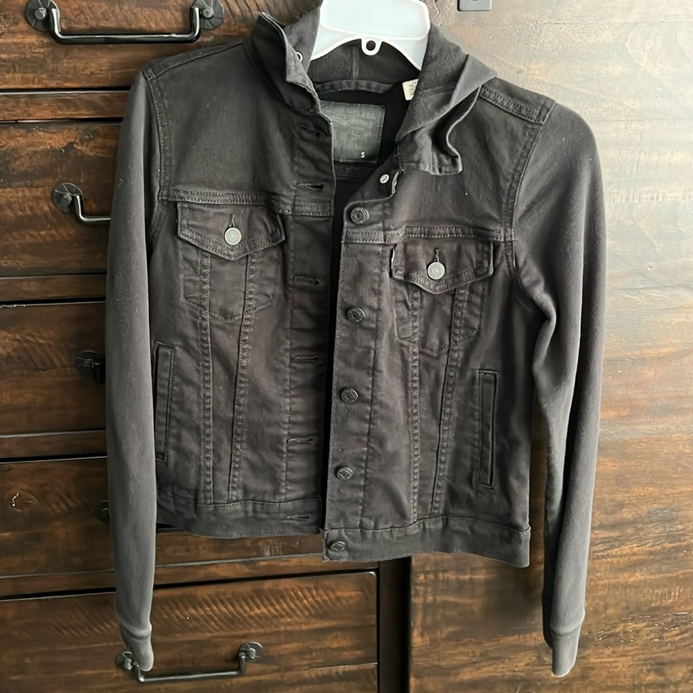 EUC Levi’s cropped black denim hooded jacket S